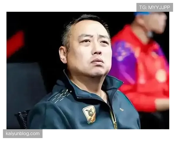刷到刘国梁深夜吃泡面，桌子旁却搁着名表和私人菜单